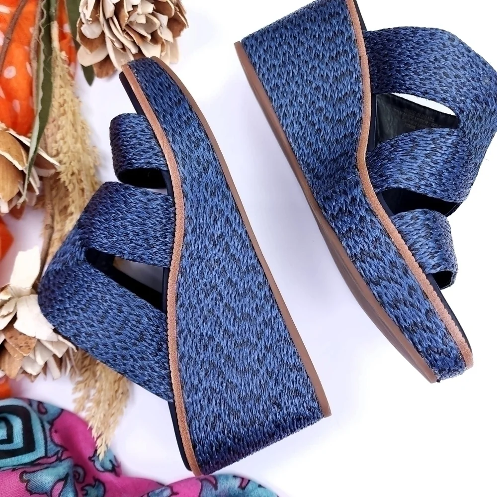 Bernardo Luxury Brand Blue Platform Wedge Sz 7m